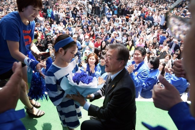언론에 잘 나오지 않는 문재인 유세현장 (공주, 대전, 신촌) | 인스티즈
